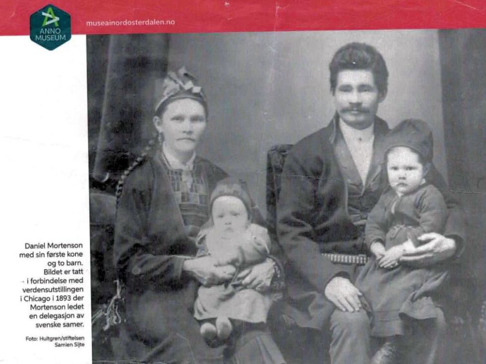 Daniel Mortensson med sn første kone og to barn. Bildet er tatt i forbindelse med verdensutstillingen i Chicago i 1893 der Mortensson ledet en delegasjon av svenske samer.
 Foto: Hultgren/Stiftelsen Samien Sijte