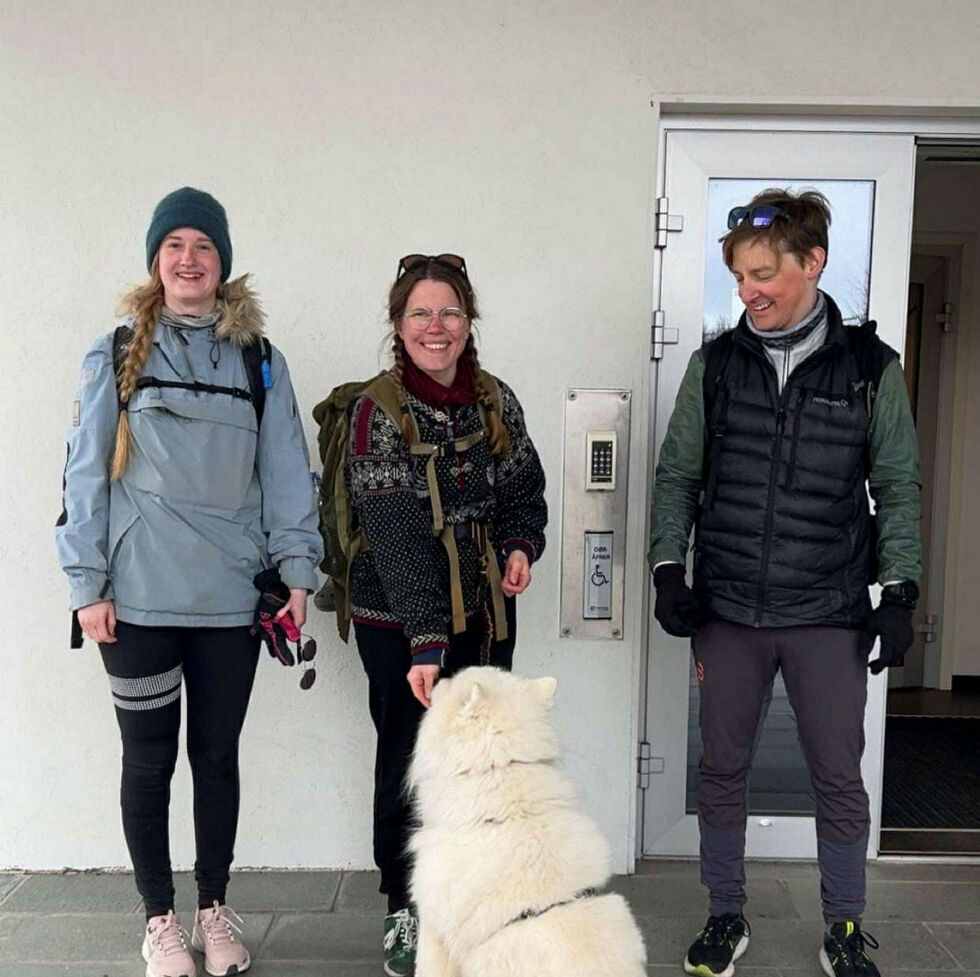 De tre spreke planleggerne etter å ha kommet frem til rådhuset i Tanabru. Fra venstre: Ane Røren, Silje Angelsen Tøllefsen med hunden Jaakko og Leif Henrik Halvari.
 Foto: Privat