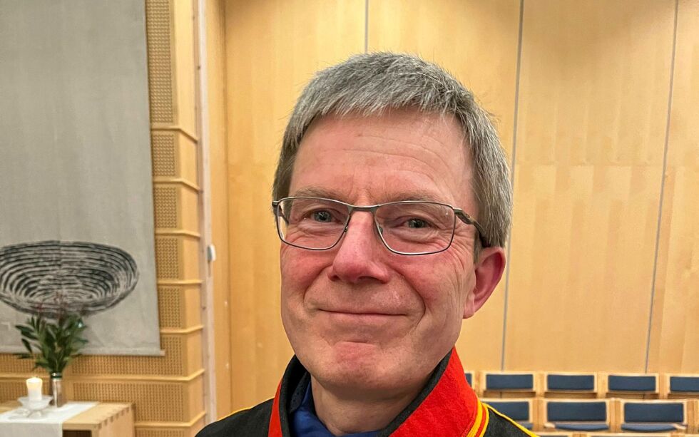Førsteamanuensis Tore Johnsen forteller om et temanummer som handler om sannhet, forsoning og avkolonisering, med det samiske i fokus.
 Foto: Elin M. Wersland
