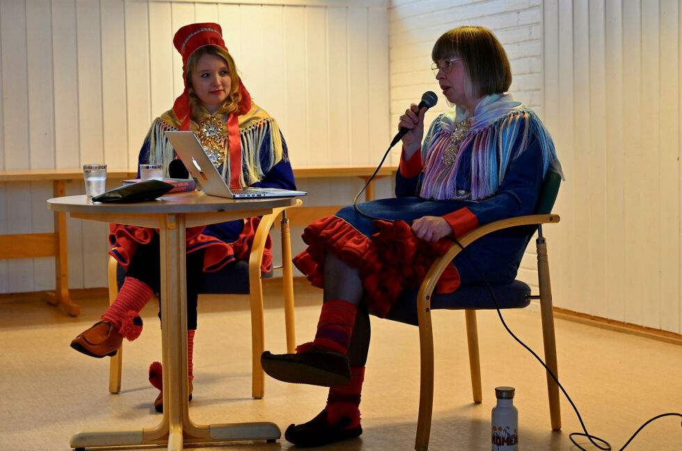 Ánne Márjá Guttorm Graven ledet boksamtalen på stødig vis. Det ble alvorsprat, hvor hun innrømmet både sinne og frustrasjon da hun leste boka, men det var også mye humor. For boka er ikke bare mørk og trist, her er det mye å flire av og.
 Foto: Yvette M Stornes