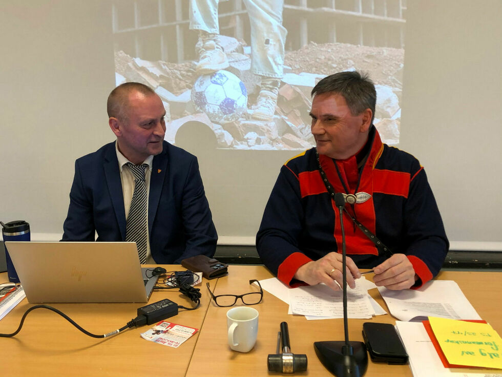 Kommunedirektør Ronny Berg (til venstre) ber ordfører Svein Atle Somby og hans politikerkolleger rydde plass for nesten fire nye årsverk for mennesker med utviklingshemminger.
Foto: Stein Torger Svala