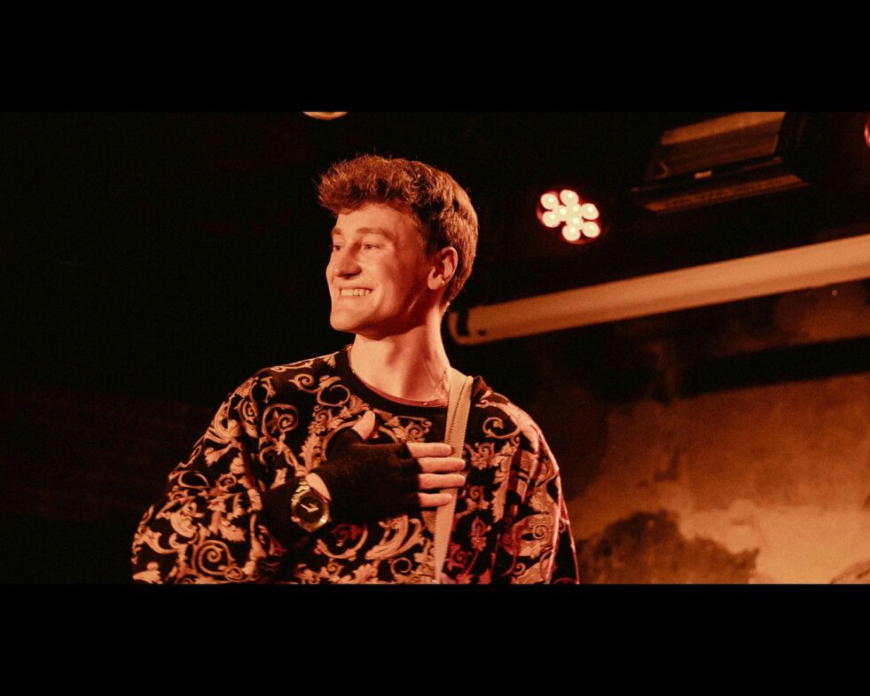 Magnus Pedersen-Grenager Eckhoff (25) fra Porsanger studerer musikkproduksjon og låtskriving på Noroff Oslo. I helgen var han blant ni artister som holdt konsert på Samfunnet Bislet i Oslo.
 Foto: Mario de la Ossa