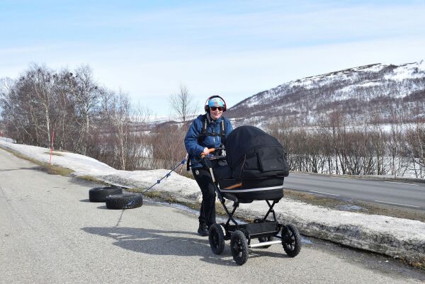 På tur med barnevogn og to dekk på slep
