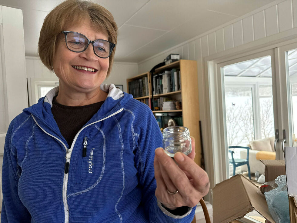 Små glass for mindre porsjoner honning. Honning er noe Sissel Goodgame har holdt på med i tiår, og som hun selger unna i en jafs.
 Foto: Oskar Melkeraaen Aas