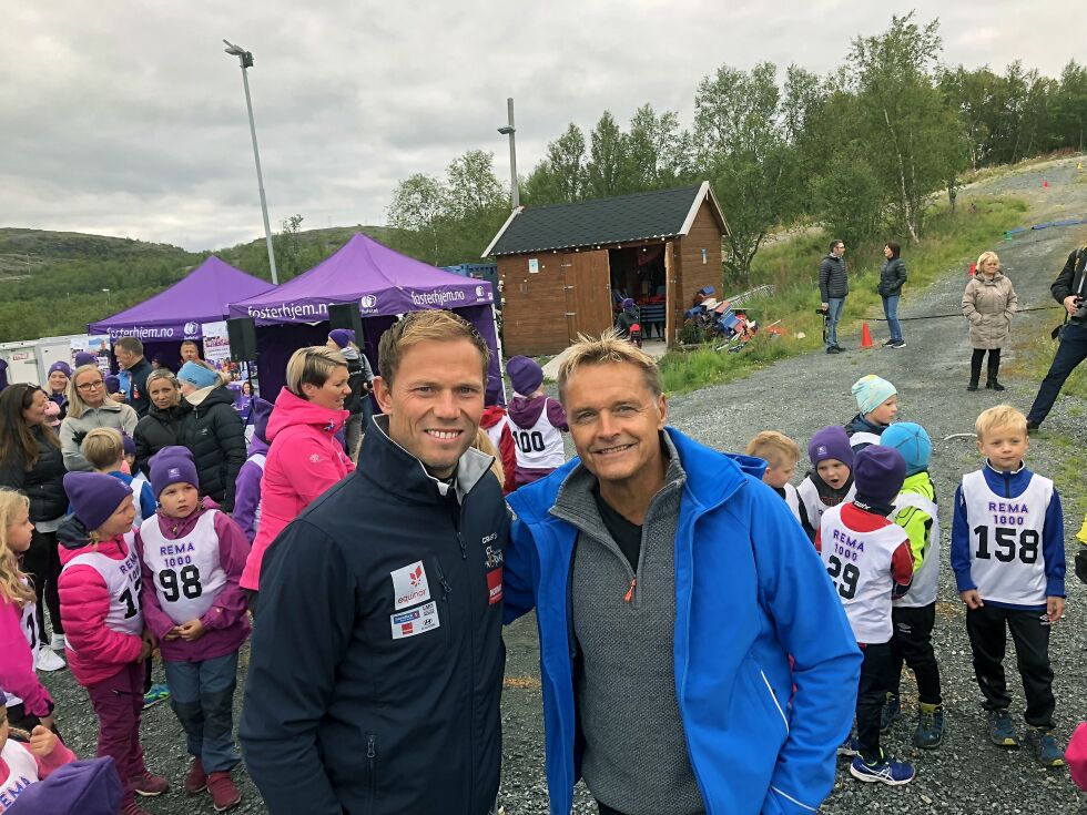 Thor Hushovd og Dag Otto Lauritzen syntes det var positivt å kunne bidra, og gledet seg stort over de ivrige idrettsbarna, som deltok med stor entusiasme.
 Foto: Hallgeir Henriksen