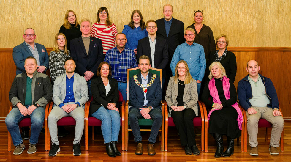 Her er det nye kommunestyret i Nordkapp. Foran fra venstre Tor Mikkola (Sp), Ruben Alseth (H), Sirin Figenschou Høyen (H), Jan Morten Hansen (Ap), Stine-Mari Strifeldt (Ap), Trudy Engen (SV) og Yngve Kristiansen (SV). Andre rekke fra venstre Ole Håvard Olsen (Ap), Hege-Beate Tauselv (Ap), Johnny Ingebrigtsen (SV), Lars Helge Jensen (H), Chris-Thomas Jørgensen (Ap), Annathon Granaas (SV) og Heidi Holmgren (Sp). Bak fra venstre Ingrid Thomassen (Ap), Liss Harriet Opdahl Thomassen (SV), Sharon Fjellvang (H), Tarald Nikolaisen (H) og Janne Mathisen (SV).
 Foto: Erik Lingjærde