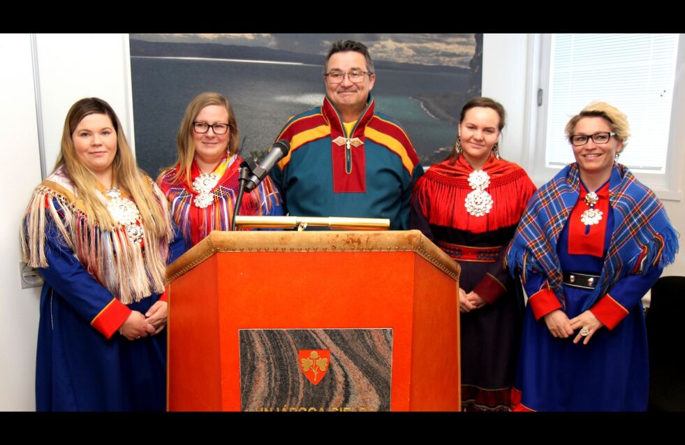 Det blir et kvinnedominert formannskap i Nesseby den kommende perioden. Fra venstre Hanne Iversen Noste, Anja P. Noste, Knut Store, Ingeborg J. Reisænen og Marit Kjerstad.
Foto: Torbjørn Ittelin