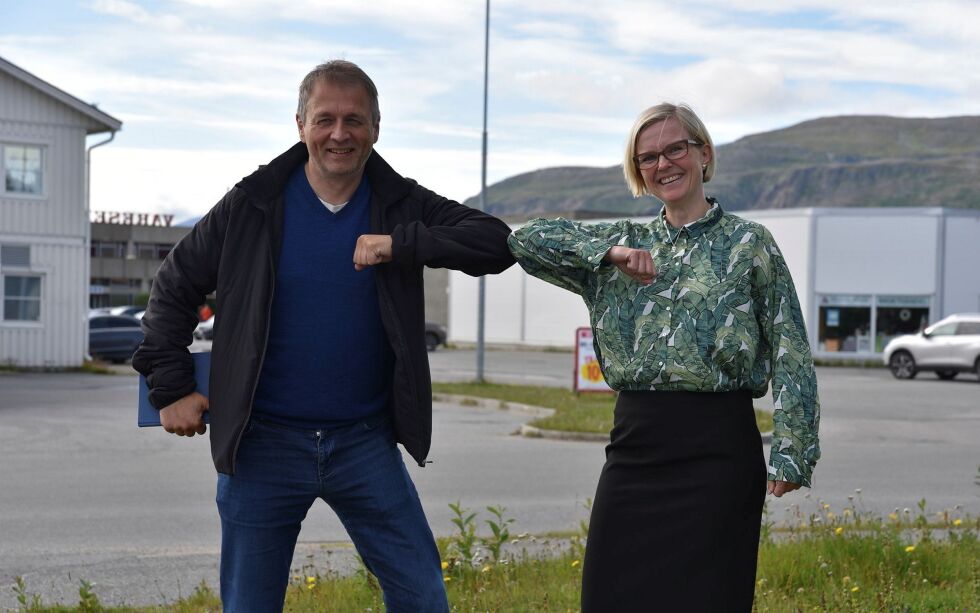 Mona Halvari fra Troms og Finnmark fylkeskommune og Svein Sjøveian fra Sápmi Næringshage ser frem til et godt samarbeid. Foto: Kristin Humstad.