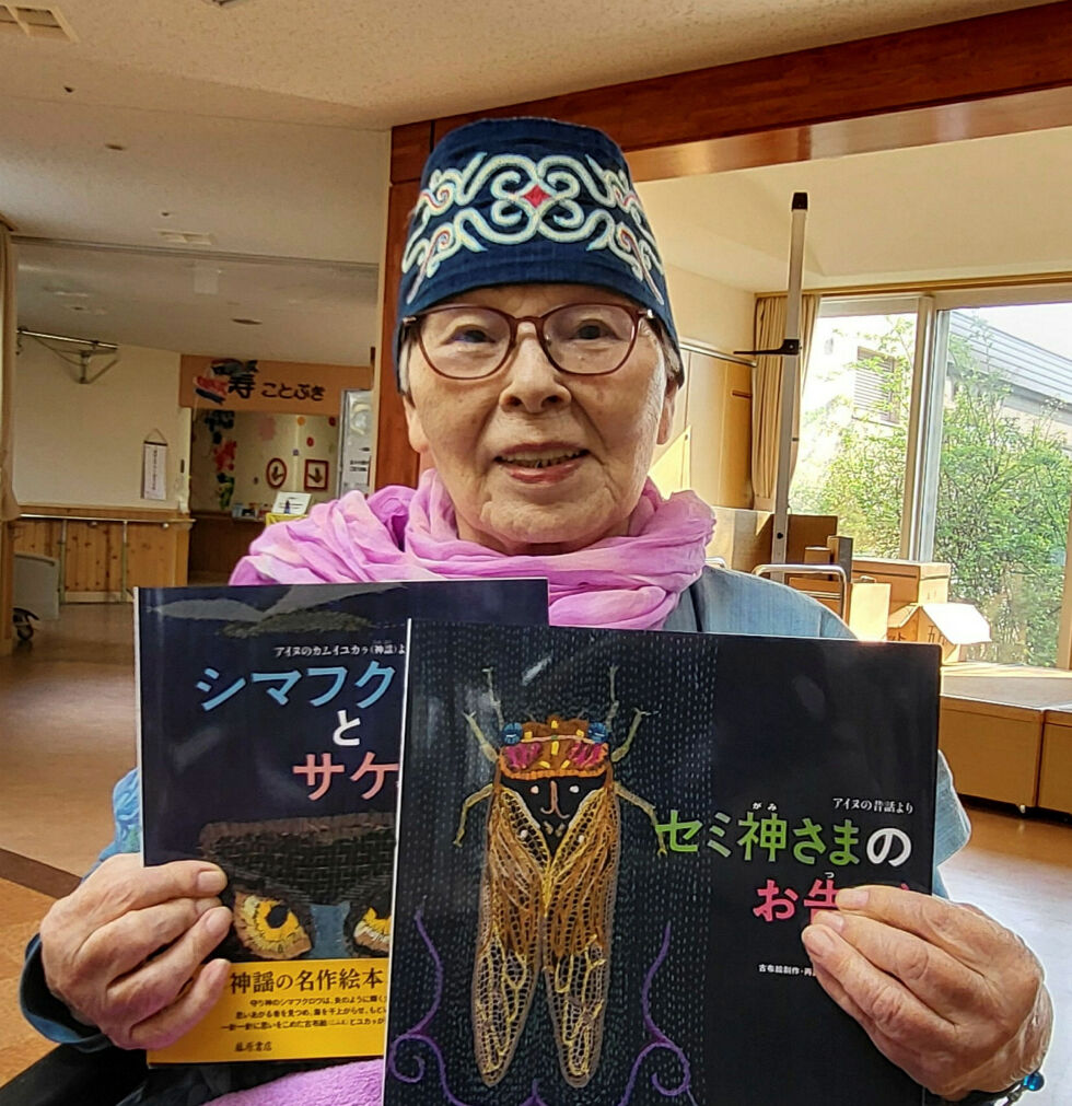 Bøkene er vakre. Her viser Shizue stolt frem et par av dem.
 Foto: Beate Heide
