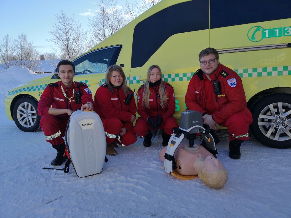 Ambulansearbeiderne Per Martin Ingilæ (lærling), Susan Kaspersen, Veronica Mathisen og Morten Hansen har en livreddende bestevenn, Lucas, inn på stasjonen i Tanabru.
 Foto: Erik Brenli