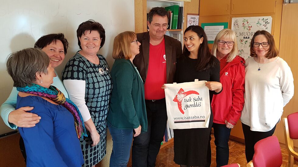 De ansatte ved Isak Saba senteret fikk tirsdag besøk fra både riks- og lokalpolitikere fra Arbeiderpartiet. Fra venstre Magnhild Mathisen, Nina Margit, Elisabeth Erke, Janne Juuso, Knut Store, Hadia Tajik, Ingalill Olsen og Signe Iversen.
 Foto: John Erik Pedersen, Finnmark AP