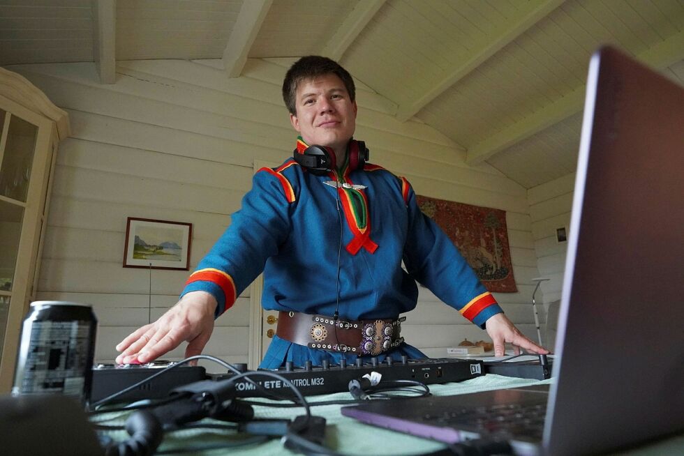 Coronaåret med mye tid innendørs, har gitt mye tid til å jobbe med musikk. Her er Markus i aksjon under innspilling av en digital konsert.
 Foto: Synnøve Sundby Fallmyr