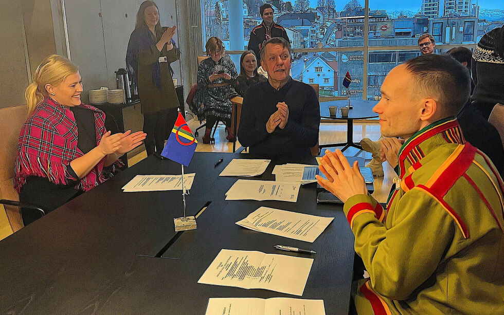 Fylkesrådsleder Kristina Torbergsen, Troms og Finnmark fylkeskommune, ordfører Gunnar Wilhelmsen, Tromsø kommune, samt sametingsråd Runar Myrnes Balto, Sametinget, under stiftelsesmøtet for samisk hus i Tromsø.
 Foto: Elin Wersland
