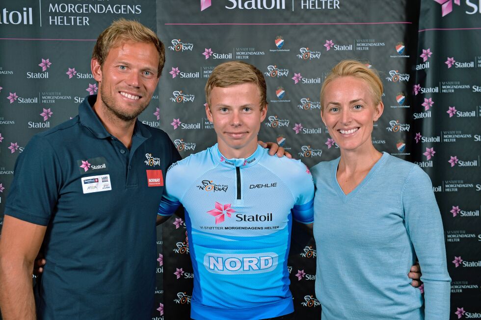 Henrik Arntzen Joks fra Sirma IL fikk gleden av å møte Thor Hushovd under årets Arctic Race. Her er de to sammen med Cathrine Instebø, sponsorsjef i Statoil.
 Foto:  Harald Pettersen/Statoil