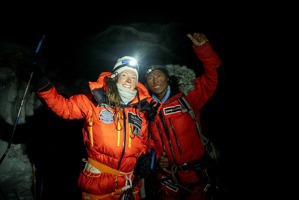 Kristin Harila beskriver Tenjen Lama Sherpa som den snilleste og sterkeste sherpaen hun har møtt. Her er de sammen etter å ha besteget fjellet K2.
 Foto: Field Productions