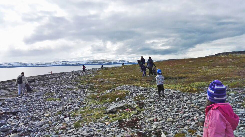Store og små rydder i fjæra utover mot Løkholmen på dugnaden i juni.
 Foto: Privat