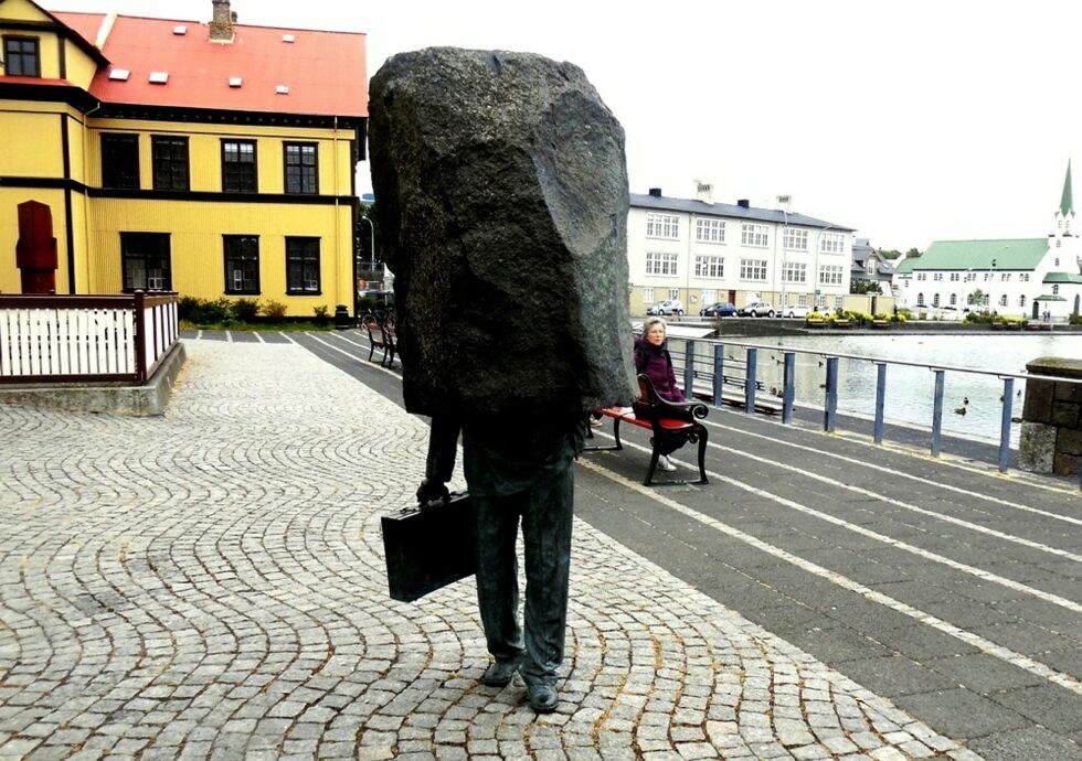 En statue av «små grå menn med dokumentmapper».
 Foto: Odd Mathis Hætta
