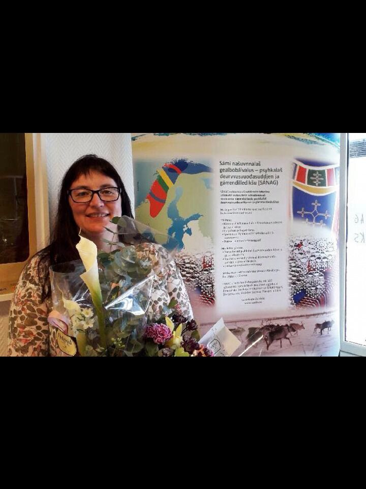Hanne Svinsås Magga fikk blomster av flere på åpningsdagen for et nytt SANKS-kontor på Røros. Hun syntes det var fint med så mye besøk, og har som ambisjon å ha en åpen dag minst en gang i måneden i fremtiden.
 Foto: Privat