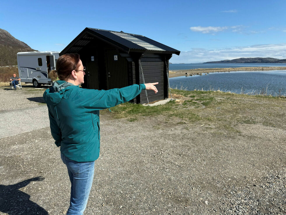 Liss Beth Gjertsen Nyby viser hvor hun har ryddet, over hele Bjørnnes.
 Foto: Oskar Melkeraaen Aas