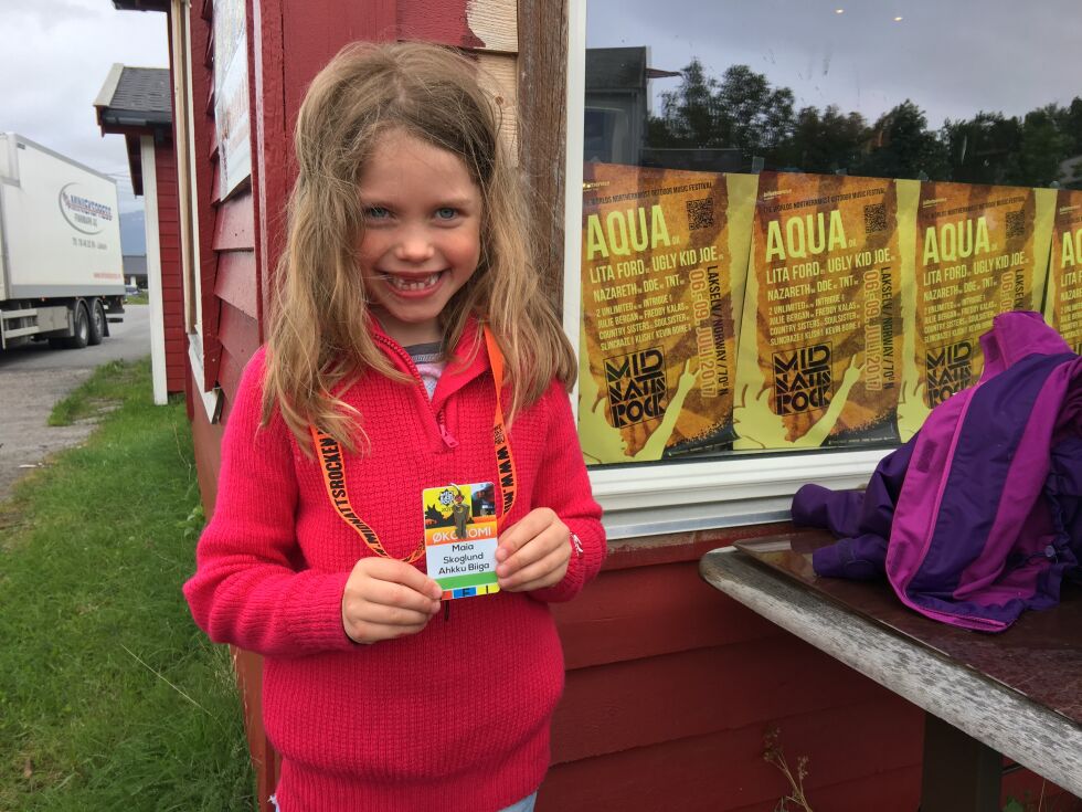 Maija Elisabeth Skoglund Eriksen (6) er kanskje landets yngste frivillige på en festival. Hun hjelper til så godt hun kan og er med bestemora på rocken.
 Foto: Sigurd Schanke