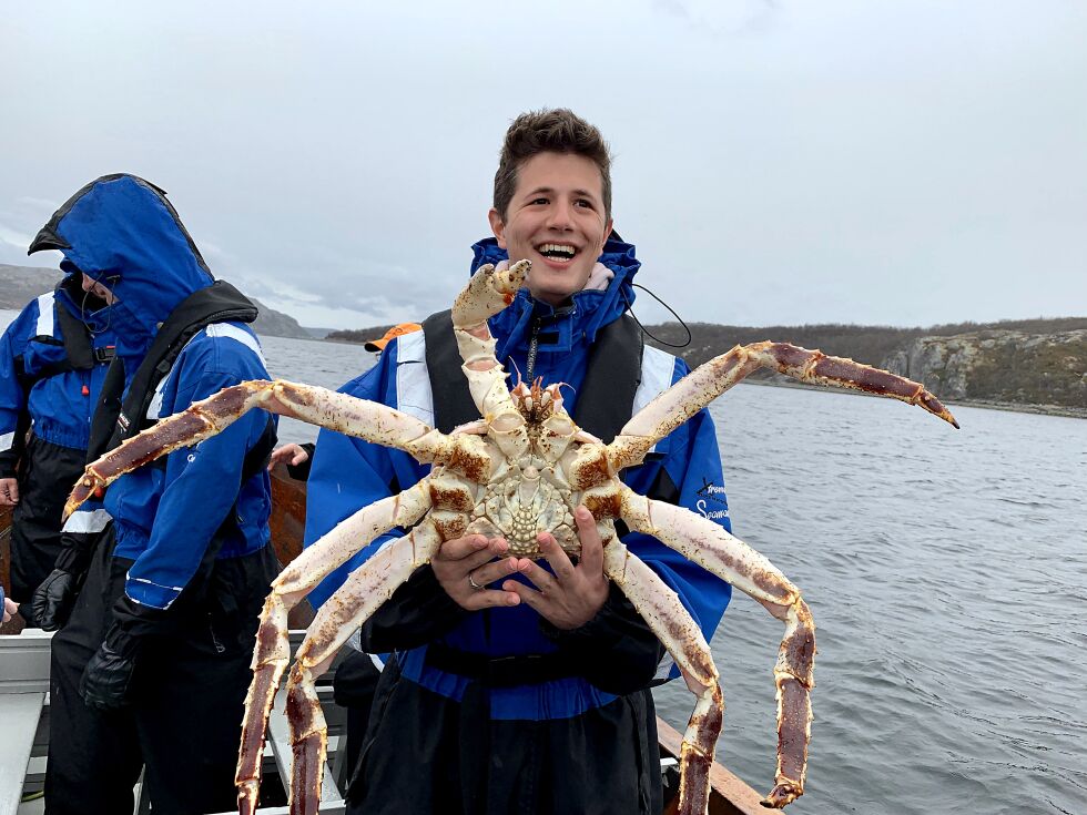 Denne unge amerikaneren synes å være svært fornøyd med å ha tatt opp denne enorme kongekrabba ved Kjerringstupet utenfor Kirkenes.
 Foto:  Barents-Safari