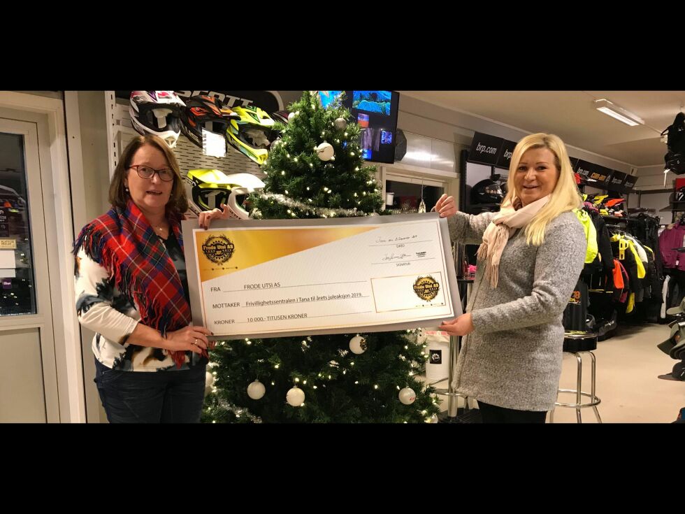 Tove Julianne Utsi gir sjekken på 10.000 kroner til Mariann Lindi (til høyre) hos Frivilligsentralen.
 Foto: Privat