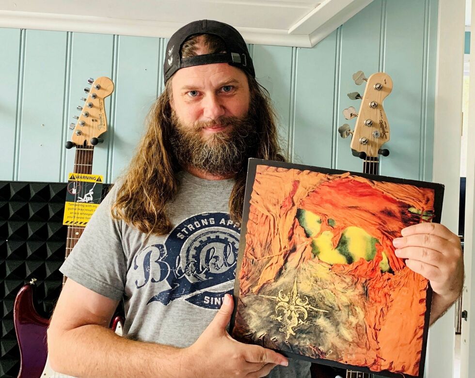 Jacob Holm-Lupo vil skrive bok om Honningsvåg-gruppa «Thule» sin plate «Natt»; som han her holder coveret til.
 Foto: Privat