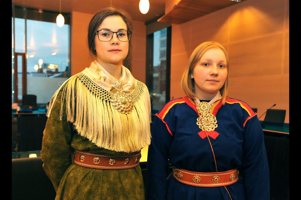 Marion Aslaksen Ravna og Cecilie Kristiin Thomsen var to av mange ungdommer som fulgte deler av rettssaken staten vs Jovsset Ánte Sara.
 Foto: Erik Brenli