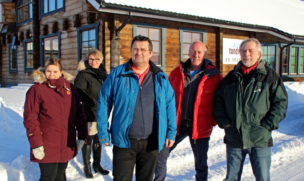 Formannskapet i Nesseby befarte Asvo-bygget for noen uker tilbake, og nå er det klart at kommunen kjøper bygget. Fra venstre Hanne Iversen, Marit Kjerstad, ordfører Knut Store, Oddvar Betten og Bjarne Store-Jakobsen
 Foto: Torbjørn Ittelin