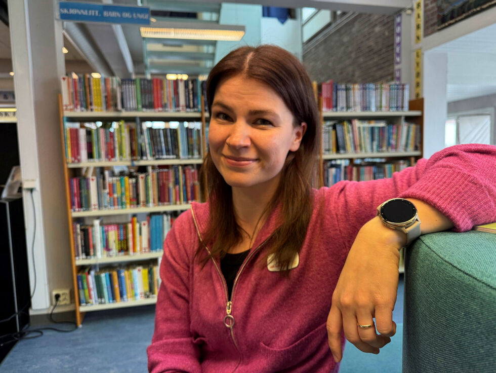 Bibliotekleder Birgit Wøhni Risan forteller om gode erfaringer med meråpent bibliotek.
 Foto: Birgitte Wisur Olsen