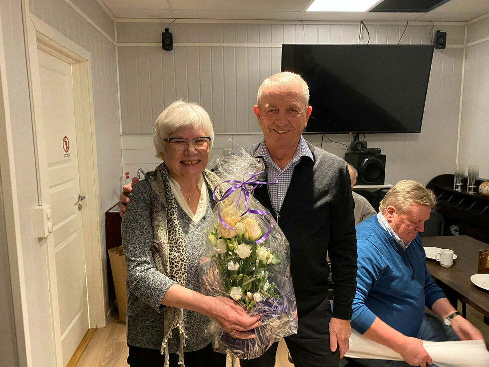 Onsdag ble May-Torild Karikoski overrakt Wenche Foss-rosen av Svein Eirik Nordhus i Wenche Foss laksefiskerforening.
 Foto: Hallgeir Henriksen