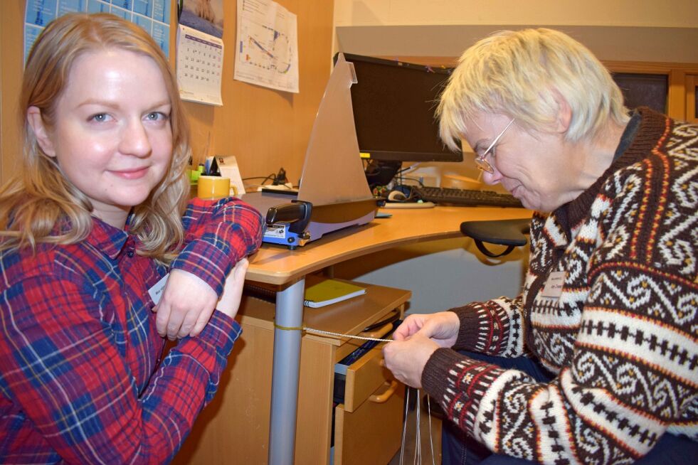 Nina Merete Austad og Ann Karin Karlsen nikoser seg med det konsentrasjonskrevende arbeidet.
 Foto: Birgitte Wisur Olsen og Hallgeir Henriksen