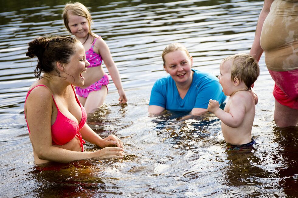 Finn Atle (1) syns det var fryktelig moro å plaske i vannet, slik at alle som sto rundt han fikk seg en real dusj.
 Foto: June Helén Bjørnback