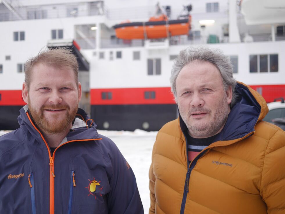 Havnefogd i Nordkappregionen Havn, Leif Gustav Prytz Olsen (til høyre) mener det vil være svært negativt for havna; og for hele Honningsvåg sentrum, dersom Hurtigruten skal anløpe Storbukt i stedet for Honningsvåg. Her er han sammen med havneinspektør Øyvind Larssen.
 Foto: Geir Johansen