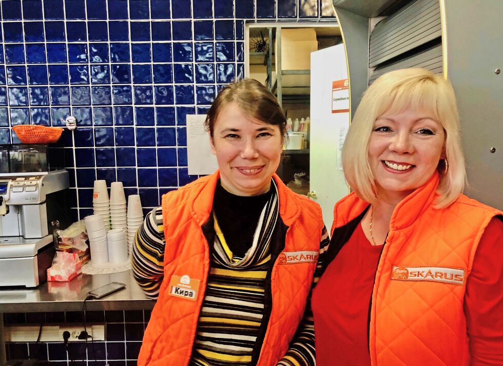 Svetlana Bigajeva og Kira Morav arbeider på bensinstasjon utenfor Zapoljarnyj. Bigajeva mener lokal behandling av grenseboersøknader er veien å gå for å få flere til å søke.
 Foto: Birgitte Wisur Olsen