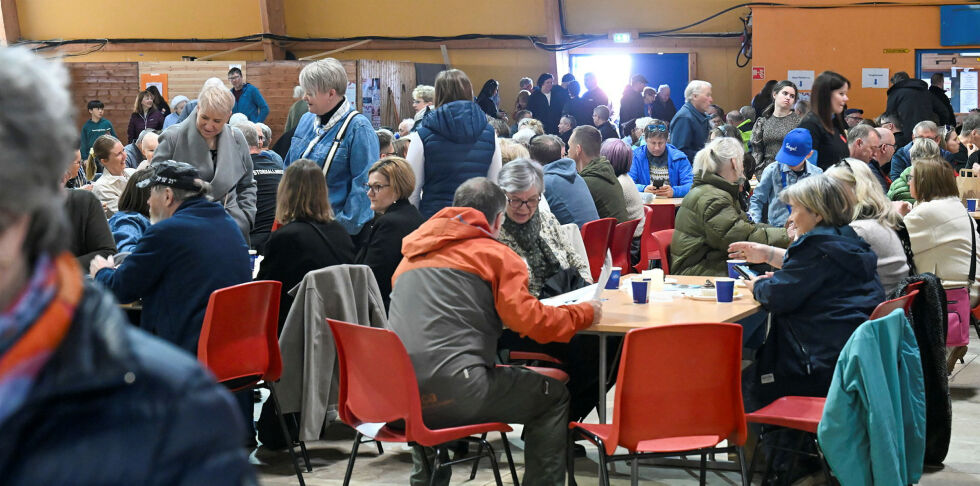 Sitteplassene i kafeen fylte seg raskt opp.
 Foto: Irene Andersen