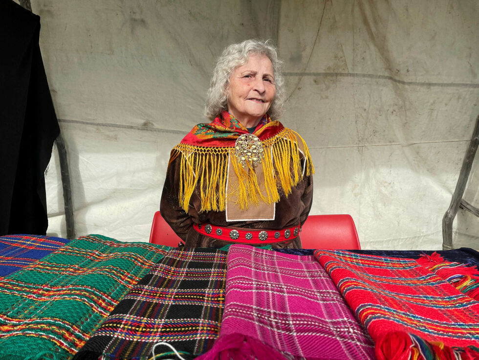 Margit har sydd kofta si selv. 
– Selvfølgelig, sa hun selv.
 Foto: Nina Gudrun Karisaari