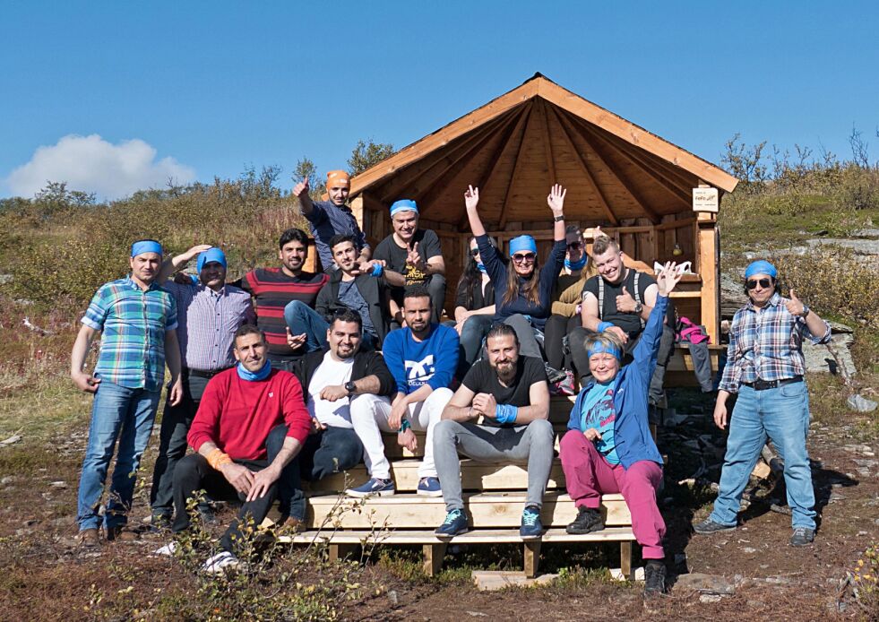 Den nye gapahuken i Fossen ovenfor Vadsø er allerede blitt et populært utfartsmål for mange, spesielt ved asylmottaket i byen. Her fra den offisielle åpningen forleden.
 Foto: Privat