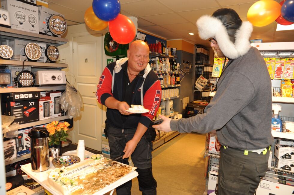 Kurt Erling Lilleeng serverer kake til Vidar Bakken for å feire prisen.
 Foto: Birgitte Wisur Olsen
