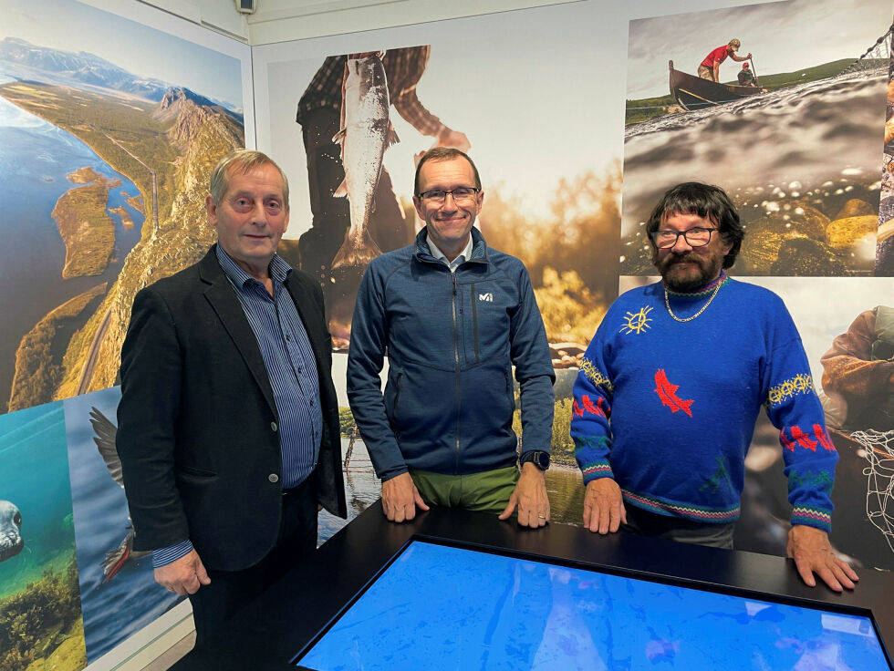 Inge Arne Eriksen og Bjarne Johansen fra Bivdu med klima- og miljøminister Espen Barth Eide. Bivdu konsulterer med Klima- og miljødepartementet, men har ikke oppnådd det samme med Nærings- og fiskeridepartementet.
 Foto: Birgitte Wisur Olsen