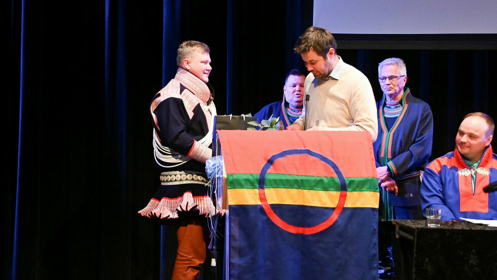 Det ble utmerkelse, godord og gave også fra minister Pollestad.
 Foto: Irmelin Klemetzen