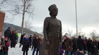 Statuen med inskripsjon