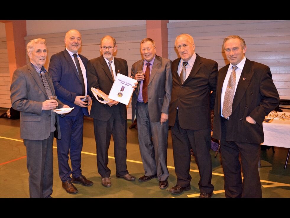 Denne gjengen tilhører en engere krets som klart er blant de som har jobbet mest for BIL. Fra høyre ser vi Thorbjørn Mortensen, Paul Sivertsen, Einar Berg, Ragnar Antonsen, Rune Rafaelsen (ordfører) og Kurt Røst.
 Foto: Sture Sivertsen
