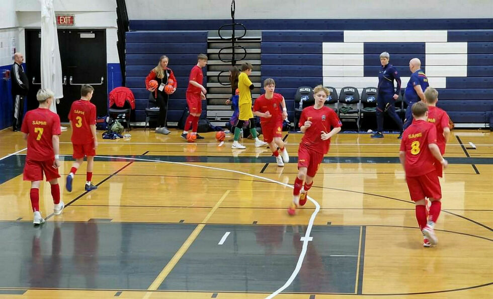 Sápmi-guttene var helt overlegne i kampen mot Northwest Territories og vant hele 12-0. Nå venter finalespill.
 Foto: Team Sápmi