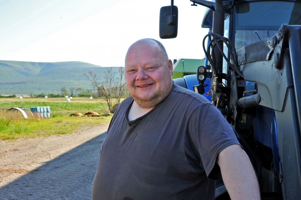 Sven-Erik Guttormsen har travle tider når han har «ferie» fra sin ordinære jobb som bilmekaniker ved verkstedet Bulder.
 Foto: Erik Brenli