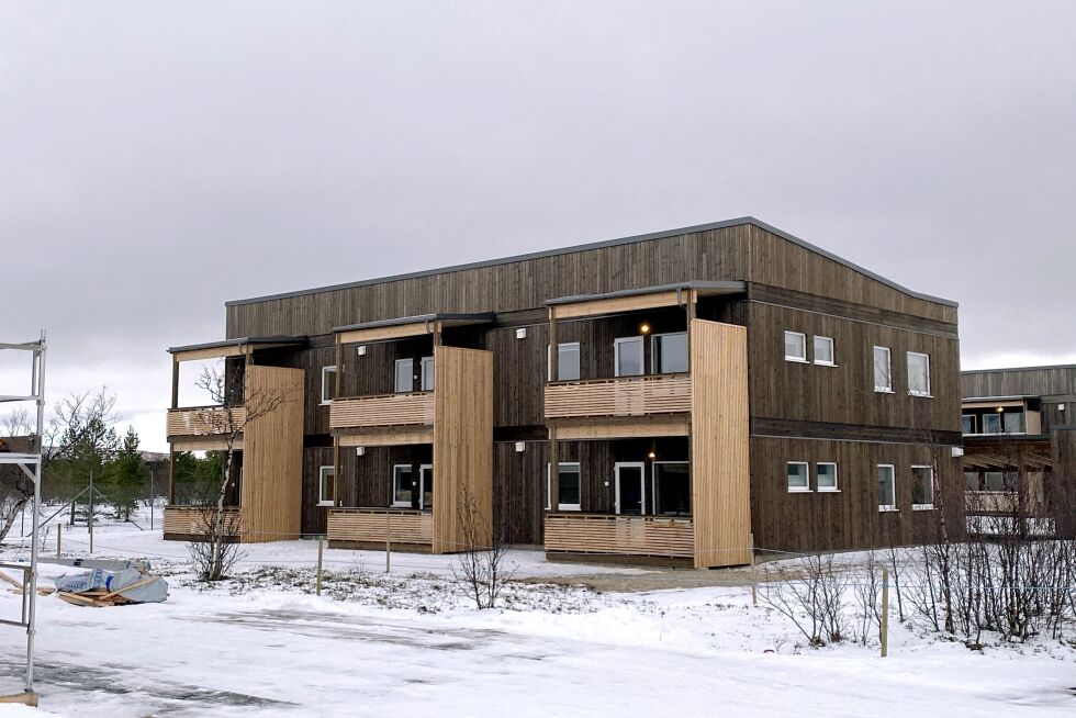 Dis­se seks bo­li­ge­ne i Laks­elv sen­trum ble 13. ok­to­ber kunn­gjort solgt fra Sen­trums­bo­li­ger AS til For­svars­bygg. Den sam­le­de pris­lap­pen for de seks bo­li­ge­ne var 16.140.000 kro­ner.
 Foto: Marius Thorsen