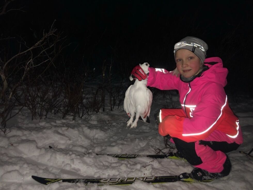 Den kommende generasjon snarefanger? Erna-Marie Larsen pleier å være med faren Odd-Richard Larsen på snarefangst. Her har de fått rype i snaren. Foto: Privat