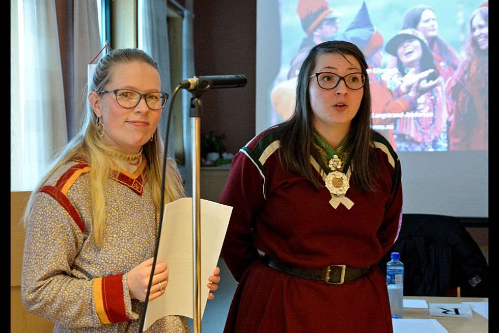 Festivalleder Marita Kristin Eilertsen og produsent Susanne Amalie Langstrand-Andersen forteller Evenes kommunestyre om Márkomeannu.
 Foto: Steinar Solaas