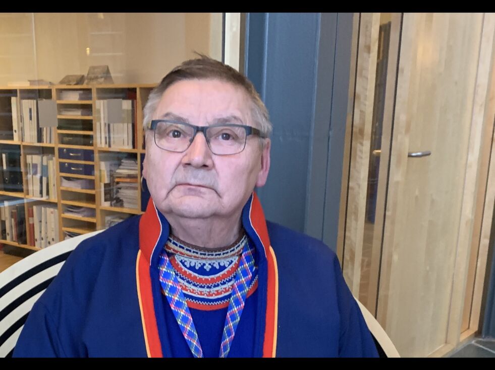 Rystet over det han mener er forskjellsbehandling: 
John Kappfjell fra sørsamisk område er sjokkerte over nettopp å ha fått vite at bokbussene i områdene til toppfolket i sametingsrådet får tilskudd samtidig som bokbussene i andre samiske områder legges ned.
 Foto: Lars Birger Persen