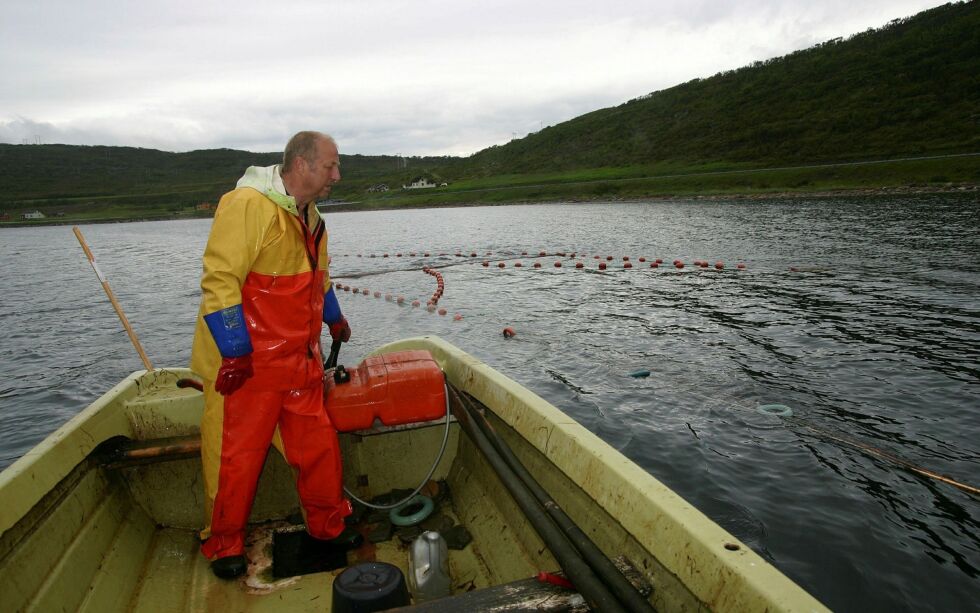 Øystein Kristiansen i Nesseby har drevet sjølaksefiske i lang tid. Han frykter at dersom høringsforslaget går igjennom betyr det slutten for sjølaksefiske.
Foto: Torbjørn Ittelin